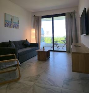 TV a/nebo společenská místnost v ubytování Infinity Homes Punta Cana + 48 fotografií