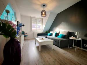 un salon avec un canapé et une table dans l'établissement Baroquissime, à Dunkerque