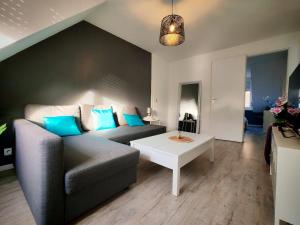 un salon avec un canapé et une table dans l'établissement Baroquissime, à Dunkerque