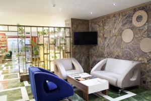 TV a/nebo společenská místnost v ubytování Neba Royal Hotel