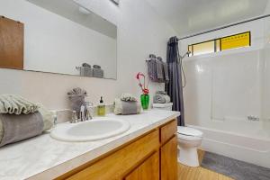 Koupelna v ubytování Ekomomai Retreat + 8 fotografií