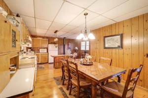 Kuchyň nebo kuchyňský kout v ubytování Fire Pit and Porch! Rustic Linville Falls Cottage + 20 fotografií