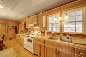 Kuchyň nebo kuchyňský kout v ubytování Fire Pit and Porch! Rustic Linville Falls Cottage