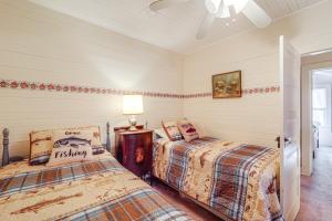 Postel nebo postele na pokoji v ubytování Fire Pit and Porch! Rustic Linville Falls Cottage