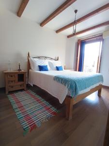 Un dormitorio con una cama y una ventana en Retiro Da Avo Lídia - Turismo Rural, en Mendiga