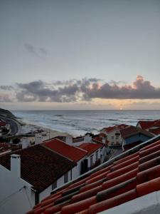 vista sull'oceano dai tetti delle case di Hostel Rosa a São Pedro de Muel