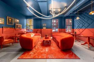 een woonkamer met 2 oranje stoelen en een tapijt bij Symons Block Suite 2 in Spokane