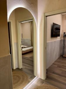 un corridoio con corridoio che conduce a una camera da letto di Falco Deluxe Home a Napoli