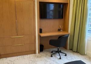 Μια τηλεόραση ή/και κέντρο ψυχαγωγίας στο Symons Block Suite 2