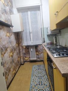 Nhà bếp/bếp nhỏ tại FARISHTAs house simple apartment +46 ảnh