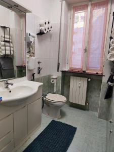 Phòng tắm tại FARISHTAs house simple apartment