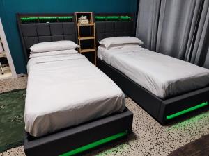 Giường trong phòng chung tại FARISHTAs house simple apartment