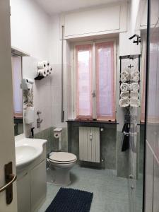 Phòng tắm tại FARISHTAs house simple apartment