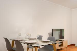 TV a/nebo společenská místnost v ubytování New Santa Cruz Airport & Downtown Apartment