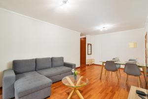 Posezení v ubytování New Santa Cruz Airport & Downtown Apartment