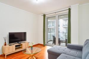 TV a/nebo společenská místnost v ubytování New Santa Cruz Airport & Downtown Apartment + 16 fotografií