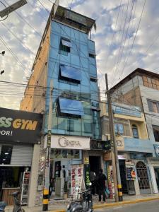 ein hohes blaues Gebäude am Straßenrand in der Unterkunft Agora Hs in Chincha