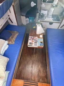 een kamer met twee bedden en een tafel in een boot bij Lisboa Barco Notus Belém in Lissabon