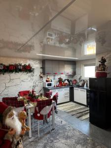 eine Küche mit Weihnachtsdekorationen an den Wänden in der Unterkunft Casa Daiana in Aninoasa