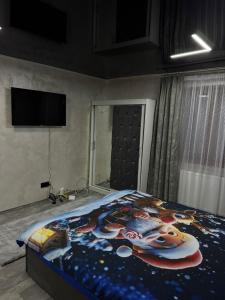 ein Schlafzimmer mit einem Bett mit einem Gemälde darauf in der Unterkunft Casa Daiana in Aninoasa