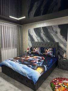 ein Schlafzimmer mit einem Bett und einem Gemälde an der Wand in der Unterkunft Casa Daiana in Aninoasa