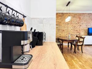 a coffee machine sitting on a counter in a kitchen at Apartament na Starówce in Wałbrzych