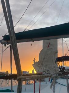 een uitzicht op de zonsondergang vanaf het dek van een boot bij Lisboa Barco Notus Belém in Lissabon