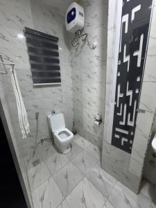 Et badeværelse på 2 bedrooms Apartment + 2 billeder