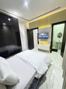 En eller flere senge i et værelse på 2 bedrooms Apartment