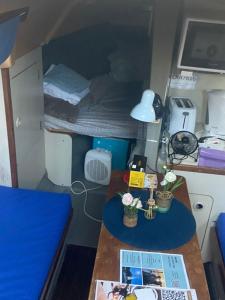 een kleine kamer met een tafel en een bed bij Lisboa Barco Notus Belém in Lissabon +6 foto's
