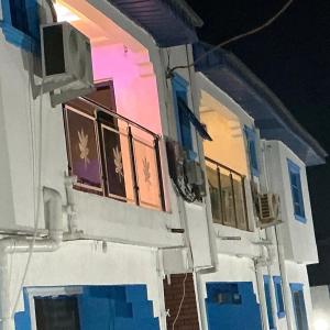 een gebouw met een licht aan de zijkant bij CosyHomesOta in Otta