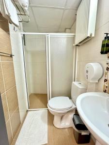 un bagno con wc, doccia e lavandino di GLR OTEL a Balıkesir