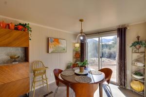 Χώρος καθιστικού στο Hualapai Mtn Views on 2 Acres Thunderhead Home