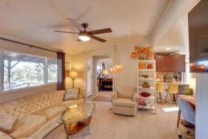 Χώρος καθιστικού στο Hualapai Mtn Views on 2 Acres Thunderhead Home