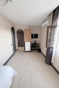 un soggiorno con un letto e una scrivania di GLR OTEL a Balıkesir Altre 16 foto