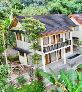 een huis midden in een bos bij D'Sawah Tetebatu Villas in Tetebatu
