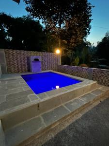 een zwembad in een achtertuin 's nachts bij D'Sawah Tetebatu Villas in Tetebatu