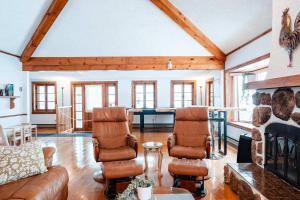a living room with two chairs and a fireplace at Le Repere du Lac - Lake View Access & Spa in Venise-en-Québec +43 photos