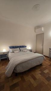 En eller flere senge i et værelse på Liberty Apartments