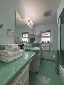 Phòng tắm tại Charming Bright 3BR House - Upper Level Suite