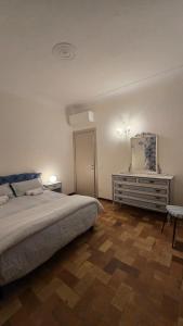 En eller flere senge i et værelse på Liberty Apartments