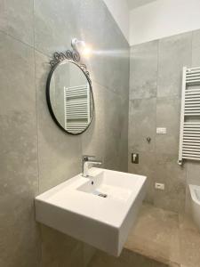un bagno con un lavandino bianco e uno specchio di ARC Apartments Station a Bologna