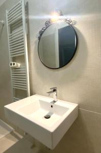 un bagno con un lavandino bianco e uno specchio di ARC Apartments Station a Bologna