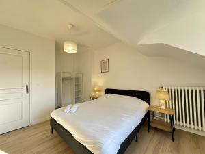 BéthenyDiouf House的一间卧室配有白色床单 更多9张照片