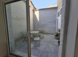 BéthenyDiouf House的带桌椅的露台景观