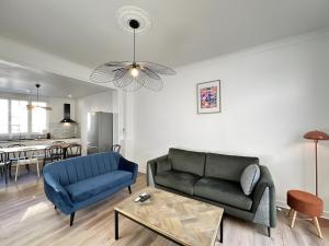 BéthenyDiouf House的客厅里有一张沙发和一张桌子。