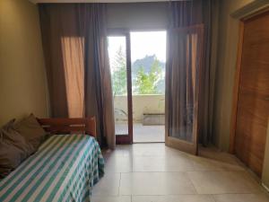 Giường trong phòng chung tại Pinamar centrico