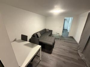 ein Wohnzimmer mit Sofa und Tisch in der Unterkunft Ferienwohnung Nabo in Wadgassen