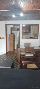 ein Wohnzimmer mit einem Tisch und einem Kühlschrank in der Unterkunft La casita in Minas