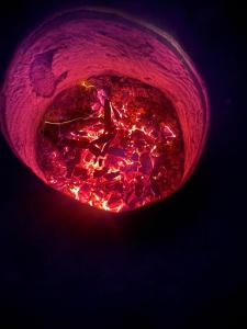 eine rosa Glasschale mit roten Lichtern darin in der Unterkunft Hespeler Haven Hideaway in Cambridge